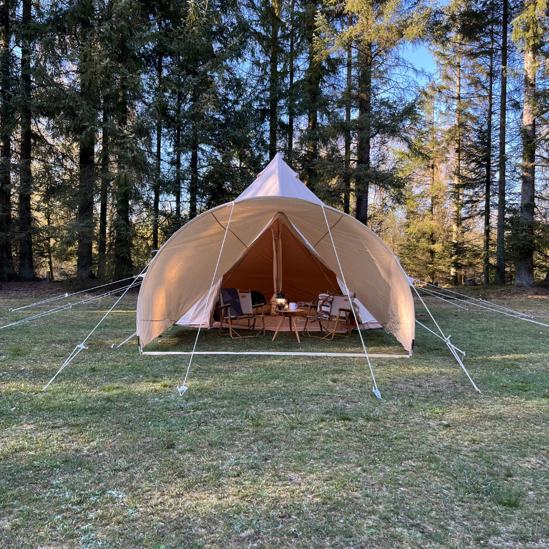 Gewölbtes Sonnensegel – Amaroq Glamping